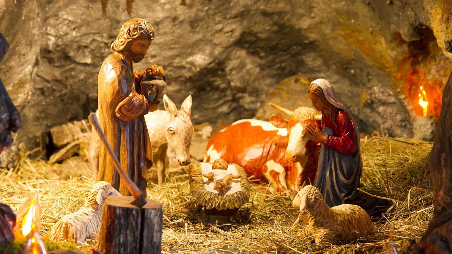 Maria, Joseph und Jesus, umringt von Tieren im Stall