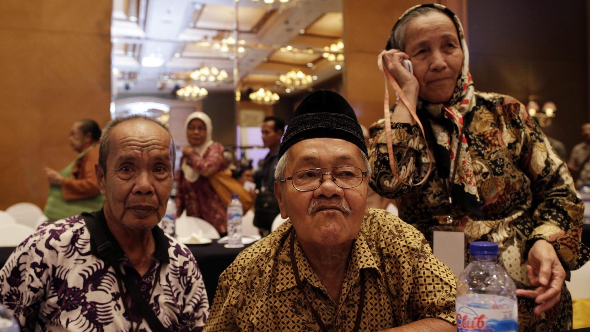 Überlebende des Massakers an Kommunisten in Indonesien vor 50 Jahren bei einem Symposium zu dessen Aufklärung in Jakarta.