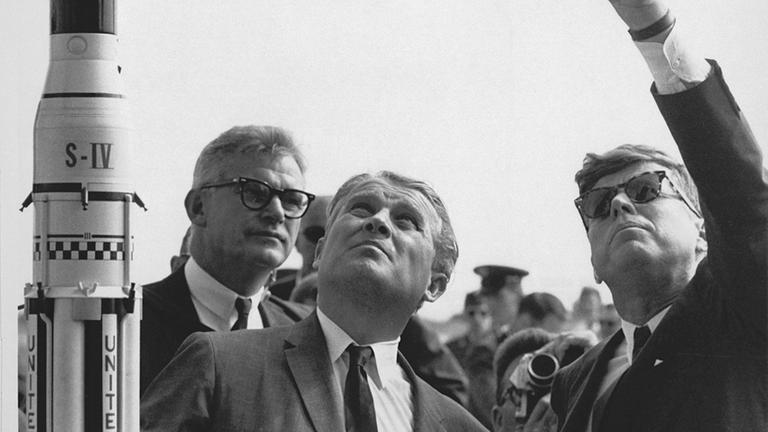 US-Präsident John F. Kennedy (rechts) mit Wernher von Braun.