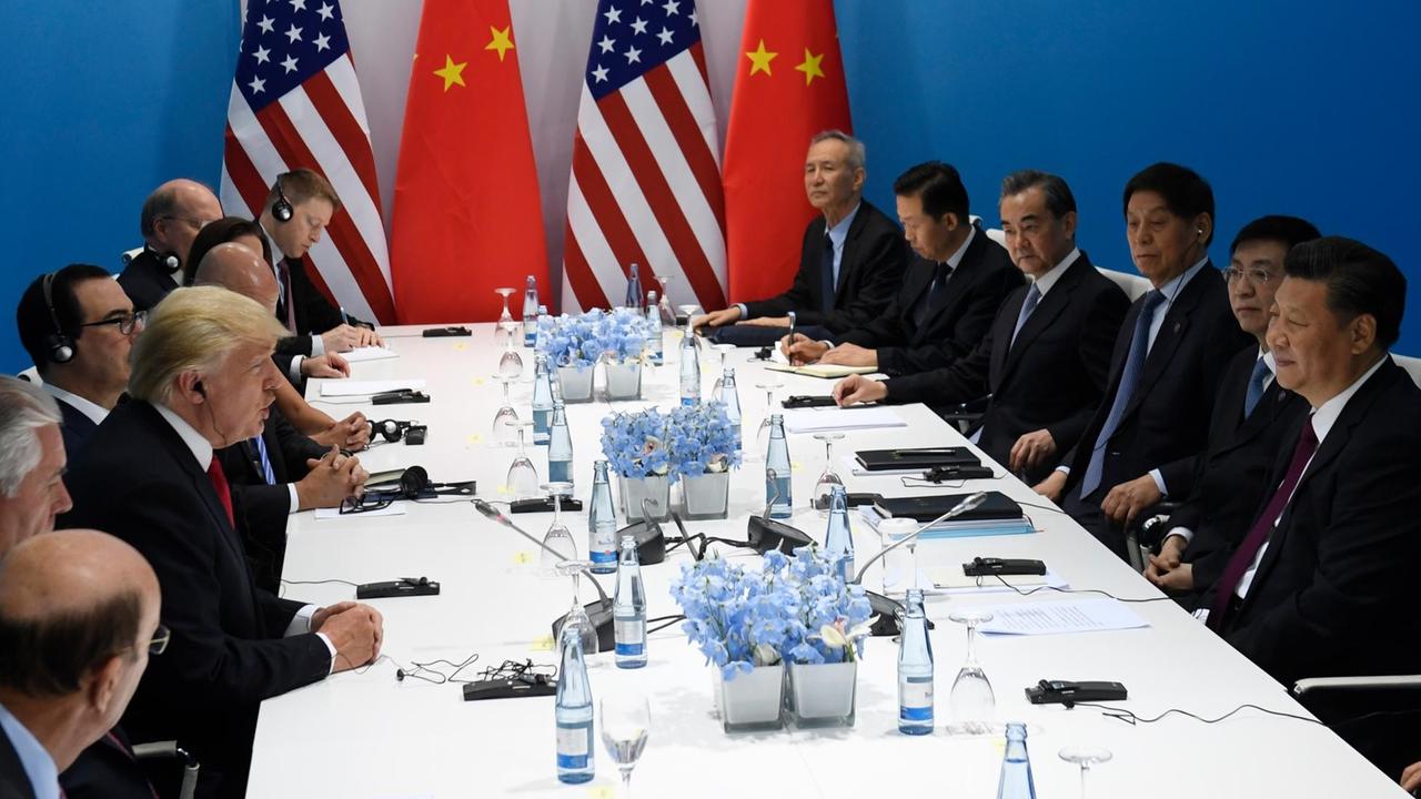 US Präsident Donald Trump und Chinas Präsident Xi Jinping haben sich mit ihren Delegationen sitzen am Tisch.