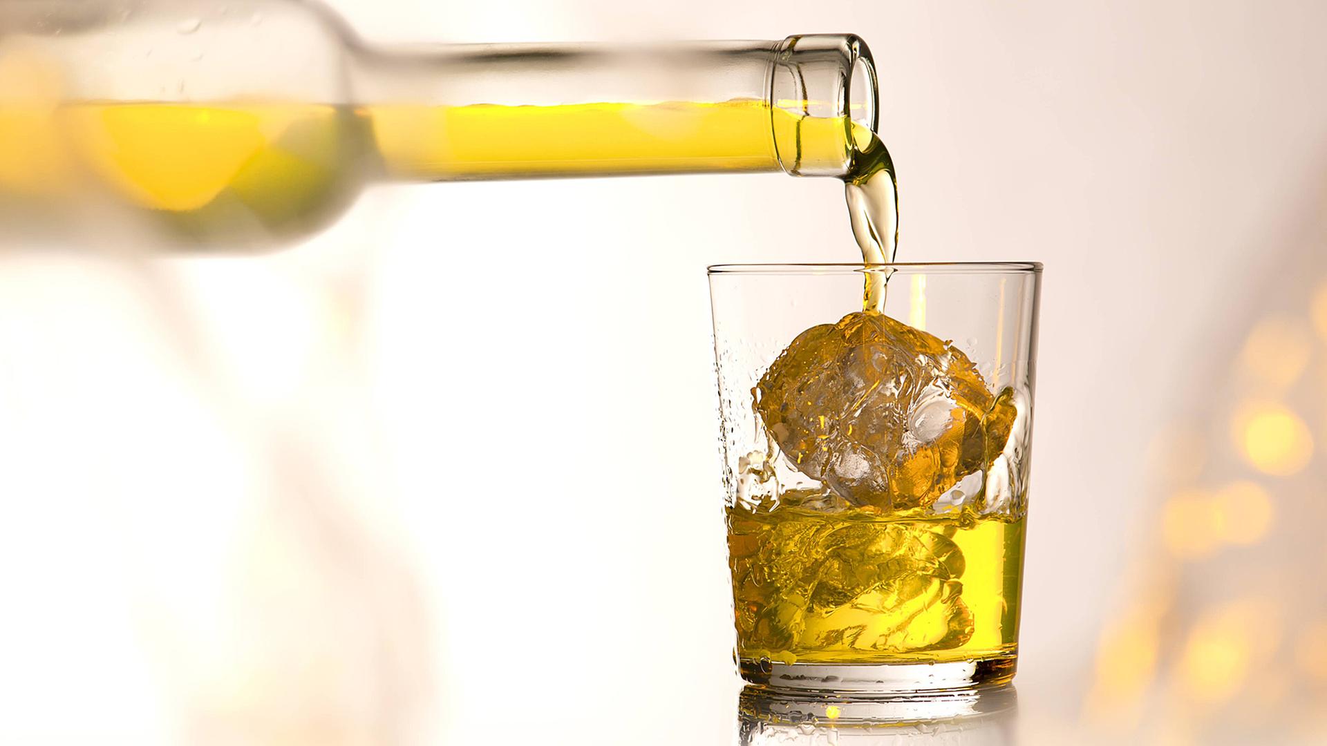 Whisky on the rocks - wenn das EU-Parlament eine Erhöhung der Alkoholsteuer beschließt, könnte das bald ein teures Vergnügen werden.
