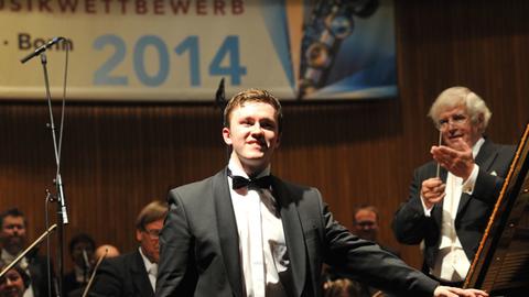 Der Pianist Frank Dupree, Preisträger des Deutschen Musikwettbewerbes 2014, bedankt sich am Ende seines Konzertes beim Publikum