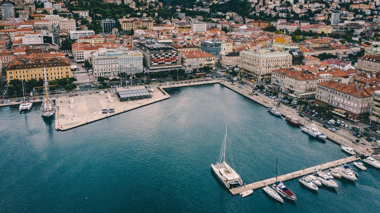 Der Hafen der kroatischen Stadt Rijeka. Im Hintergrund die Stadt. Luftaufnahme.