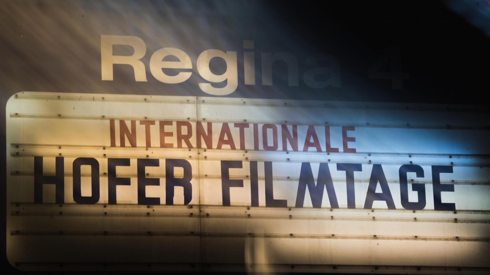 Eine Filmanzeigetafel in Hof