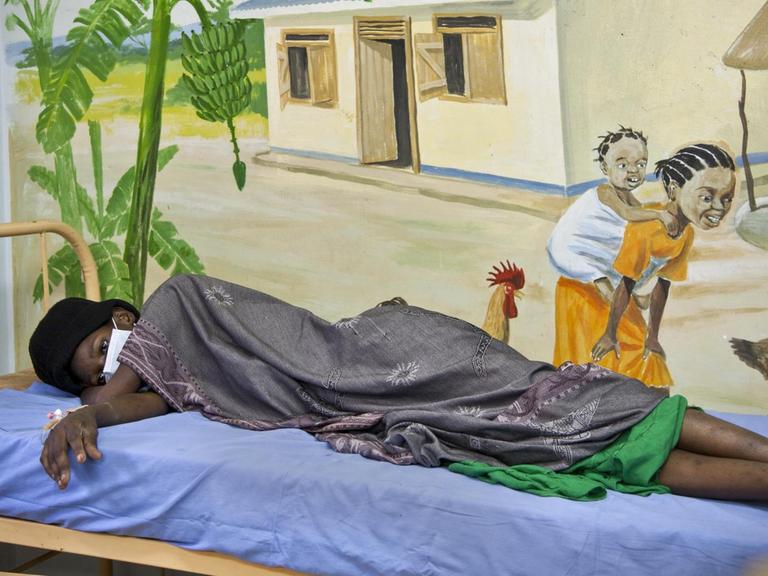 Eine HIV-Patientin in einem Krankenhaus in Kampala (Uganda), die an Tuberkulose erkrankt ist.