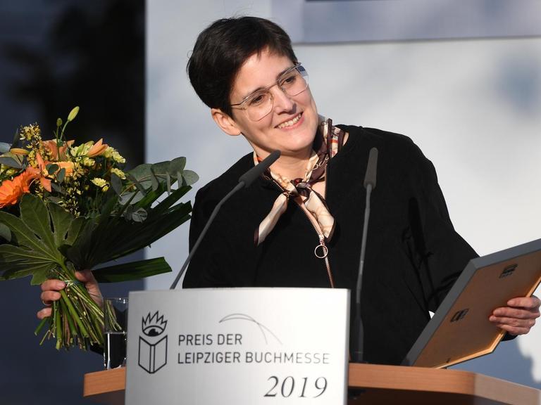 Anke Stelling bedankt sich für die Auszeichnung mit dem Leipziger Buchpreis in der Kategorie Belletristik. Sie wurde für ihr Werk "Schäfchen im Trockenen" (Verbrecher Verlag) ausgezeichnet.