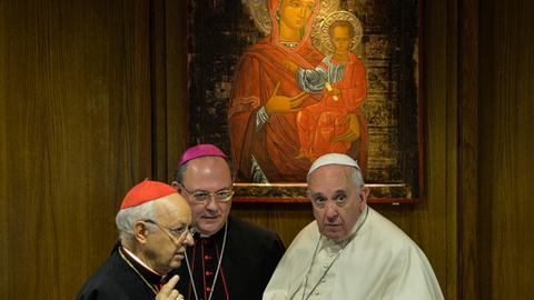 Papst Franziskus bevor er im Rahmen der außerordentlichen Bischofssynode eine Rede hält.