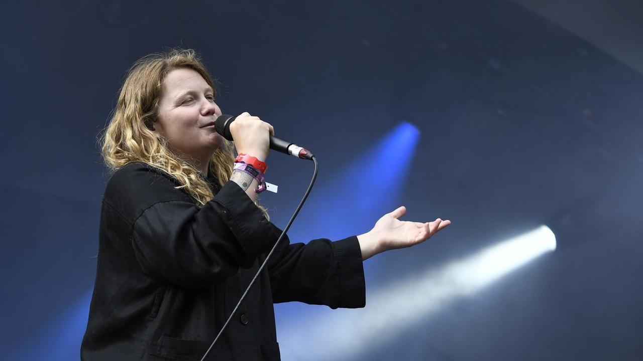 Kate Tempest singt im Mai 2019 im Victoria-Park in London.