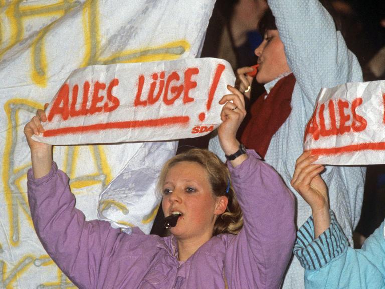 "Alles Lüge" steht auf Plakaten, die Demonstranten während einer Wahlveranstaltung von Bundeskanzler Kohl am 21.01.1987 in der Festhalle in Frankfurt am Main hochhalten. Am 25.01.1987 wurde bei den Wahlen zum Deutschen Bundestag die Regierungskoalition von CDU/CSU und FDP unter Bundeskanzler Kohl vom Wähler bestätigt.
