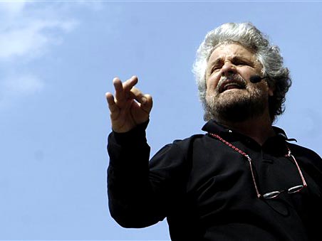 Der italienische Polit-Komiker Beppe Grillo spricht auf der Piazza San Carlo in Turin.