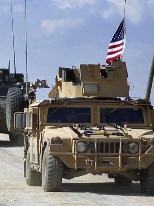 US-Truppen mit gepanzerten Fahrzeugen gehen in Stellung in den Außenbezirken der Stadt Manbij.