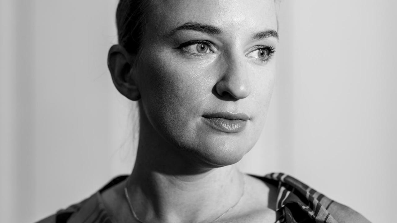 Porträt der Galeristin Nathalie Johnston.