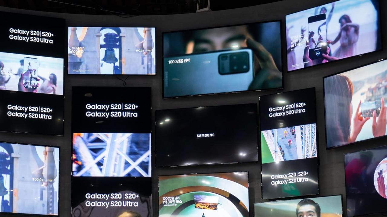 Südkorea: Mann vor Fernsehwand in Samsung Flagship-Store, Seoul Foto vom 20. Februar 2020. | Verwendung weltweit