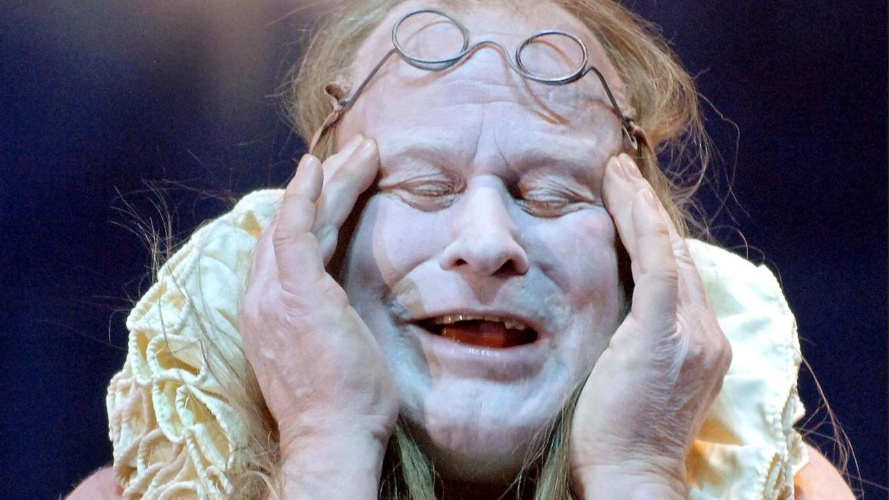 Der Schauspieler Markwart Müller-Elmau spielt am Donnerstag (24.02.2005) in Hamburg als King Lear in einer Fotoprobe des Stücks "King Lear" von Shakespeare. Das Stück in der Regie von Andreas Kriegenburg hat am Samtag (26.02.2005) Premiere.