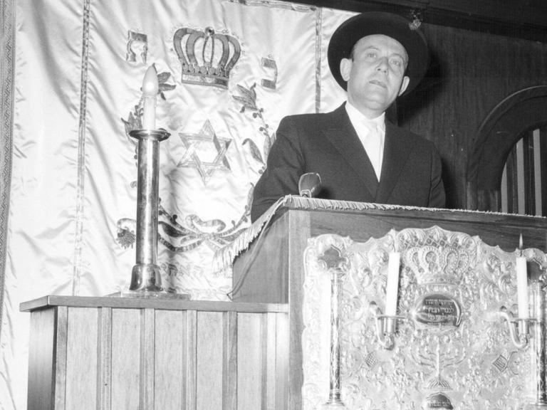 Heinz Galinski weiht am 22. April 1959 die Synagoge am Fraenkelufer in Berlin-Kreuzberg ein.