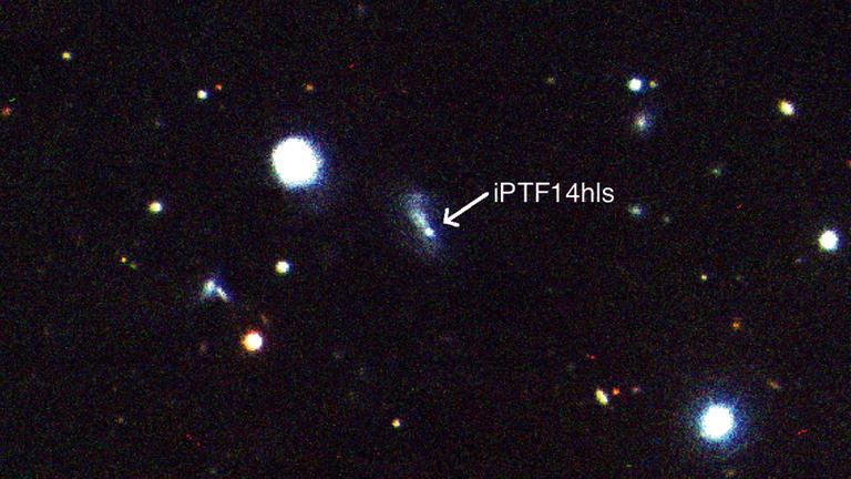 Die Supernova iPTF14hls ist am Rande einer kleinen Galaxie aufgeflammt