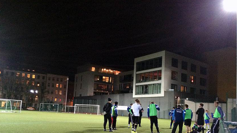 Die Fußballspieler von Blau Weiß Berolina Mitte trainieren mitten im Wohngebiet