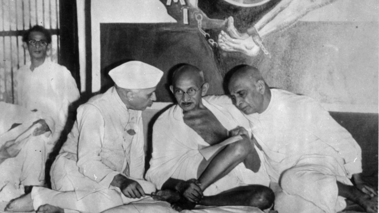 Gandhi auf dem All India Congress Committee Treffen in Bombay im Juli 1946: v.li. Jawaharlal Nehru, Gandhi, S.V.Patel.