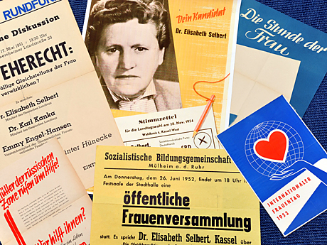 Plakate aus dem Nachlass der SPD-Politikerin Elisabeth Selbert sind in Kassel im Archiv der deutschen Frauenbewegung zu sehen.