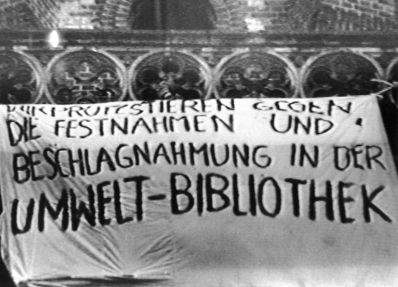 Ein am 27.11.1987 am Turm der Zions-Kirche angebrachtes Protest-Plakat. Ein Team des ZDF wurde bei Dreharbeiten während dieser Aktion von zivilen Sicherheitsbeamten massiv behindert.