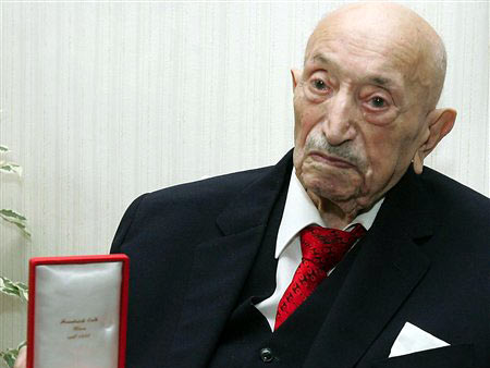 Der 96-jährige Nazi-Jäger Simon Wiesenthal erhält den österreichischen Verdienstorden