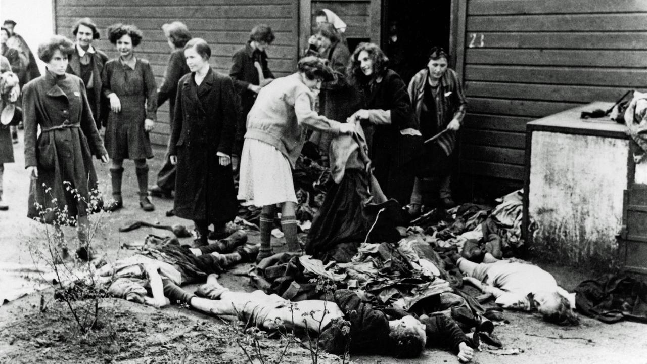 KZ Bergen-Belsen. Befreite Frauen, die sich die Kleidung der Toten holen, nachdem das Lager der Allied 21st Army Group übergeben wurde. Im Lager wurden 55.000 Häftlinge - viele mit Typhus und Ruhr - gefunden. Mehr als 10.000 ehemalige Häftlinge starben nach der Befreiung. 