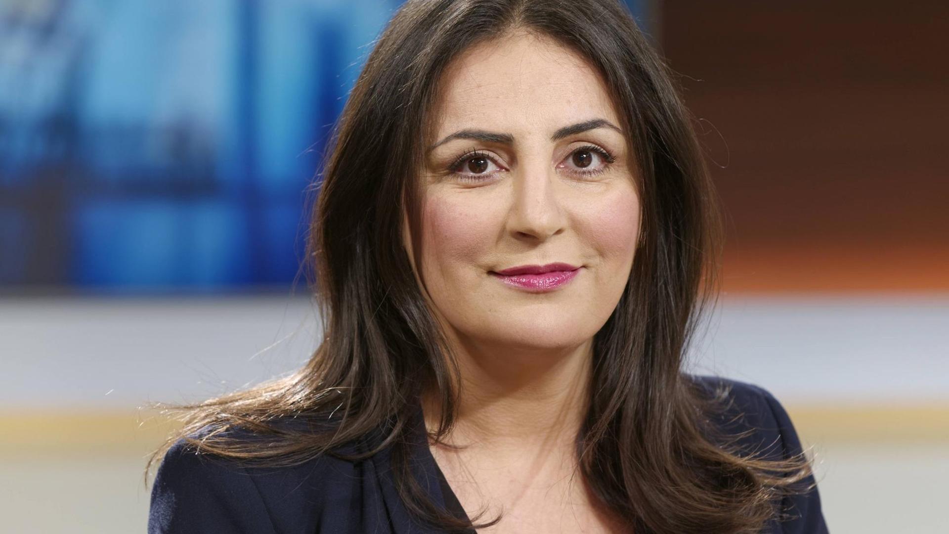 Düzen Tekkal, Journalistin und Dokumentarfilmerin, zu Gast bei Anne Will im Ersten Deutschen Fernsehen 2017.