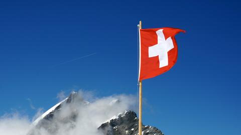 Schweizer Flagge weht in den Berner Alpen
