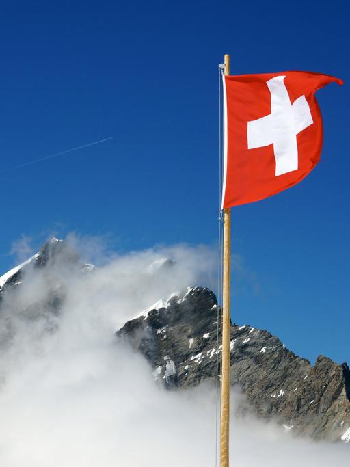 Schweizer Flagge weht in den Berner Alpen