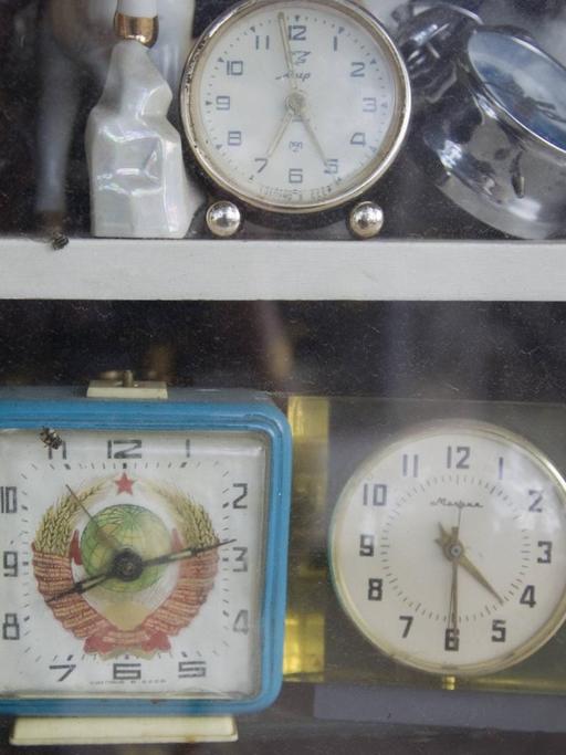 Wecker mit Stalin-Konterfei, Hammer und Sichel und anderen Sowjet-Symbolen an einem Kiosk.