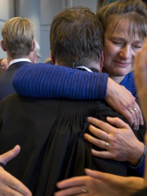 Urgenda director Marjan Minnesma, center right, hugs members of her legal team after the court turned down an appeal of the Dutch government against a 2015 landmark ruling ordering the government to cut the country's greenhouse gas emissions by at least 25 percent by 2020 in a climate case that activists hope will set a worldwide precedent, in The Hague, Netherlands, Tuesday, Oct. 9, 2018. The case was brought to court by Urgenda, a sustainability organization on behalf of some 900 citizens, claiming that the the government has a duty of care to protect its citizens against looming dangers.(AP Photo/Peter Dejong) |