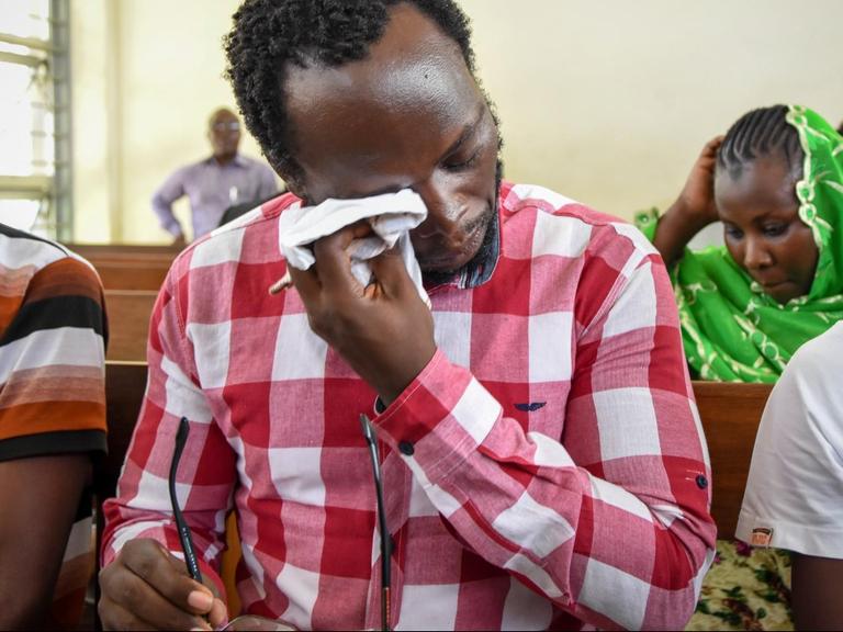 Dem Journalisten Erick Kabendera wird Steuerhinterziehung vorgeworfen, er sitzt deshalb seit zwei Jahren in Haft, obwohl keine Beweise vorliegen. Auch an der Beerdigung seiner Mutter darf er nicht teilnehmen, er weint deshalb.