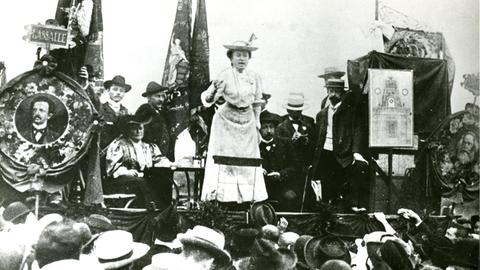 Rosa Luxemburg bei einer Kundgebung.