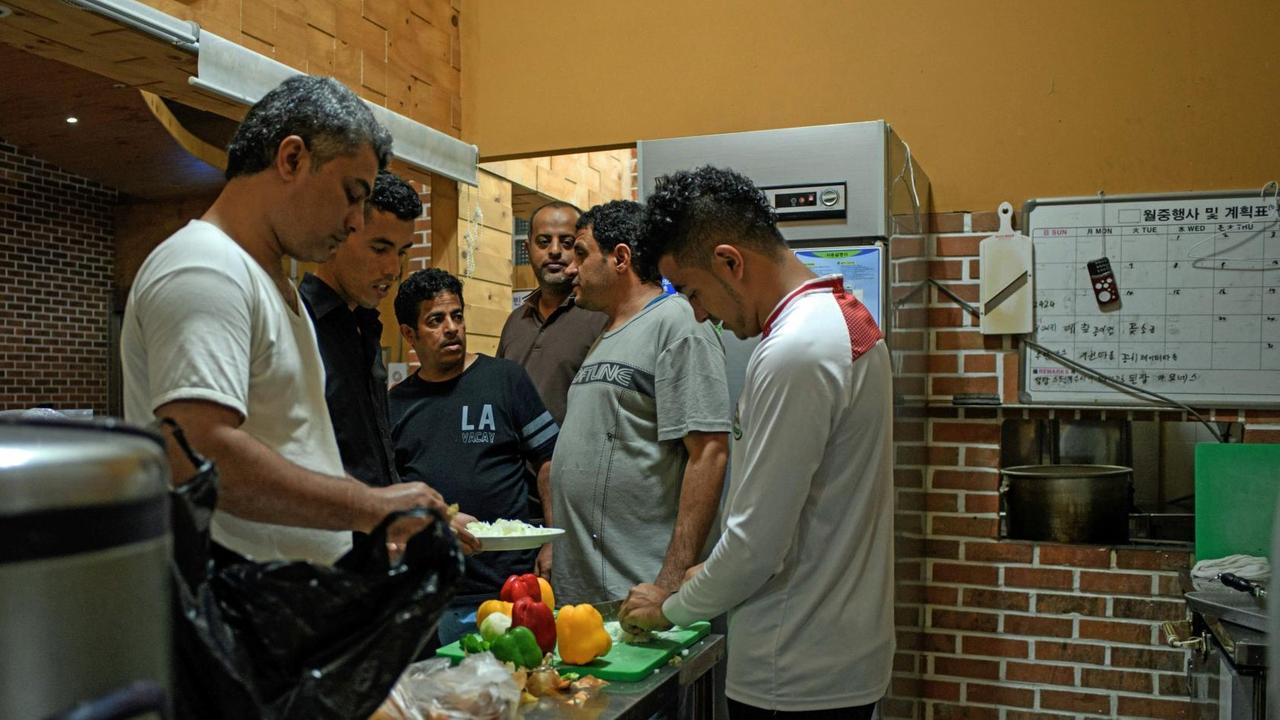 Asylbewerber aus dem Jemen bereiten Essen in einer Unterkunft auf in einem Hotel auf der südkoreanischen Insel Jeju zu
