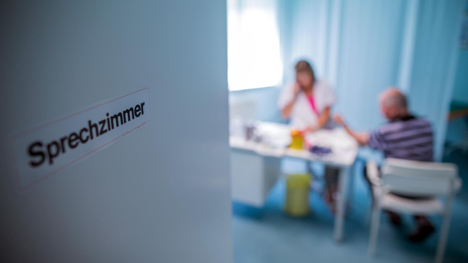 25.06.2019, Mecklenburg-Vorpommern, Hohen Wangelin: Krankenpflegerin Veronica Timm nimmt in einem Sprechzimmer in der Praxis des 74 Jahre alten Landarzt Lothar Kruse bei Patient Günter Ludwig Blutproben ab. Seit 40 Jahren betreut der Allgemeinmediziner in seiner Praxis in Hohen Wangelin Patienten aus der Region. Ende 2019 will Kruse seine Praxis abgeben, suchte aber bisher ohne Erfolg einen Nachfolger. Foto: Jens Büttner/dpa-Zentralbild/ZB | Verwendung weltweit