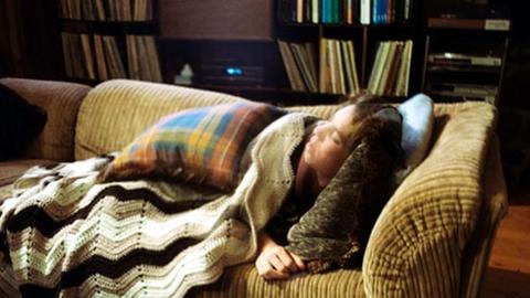 Kostenlos eine Schlafgelegenheit bekommen: Couchsurfing. 