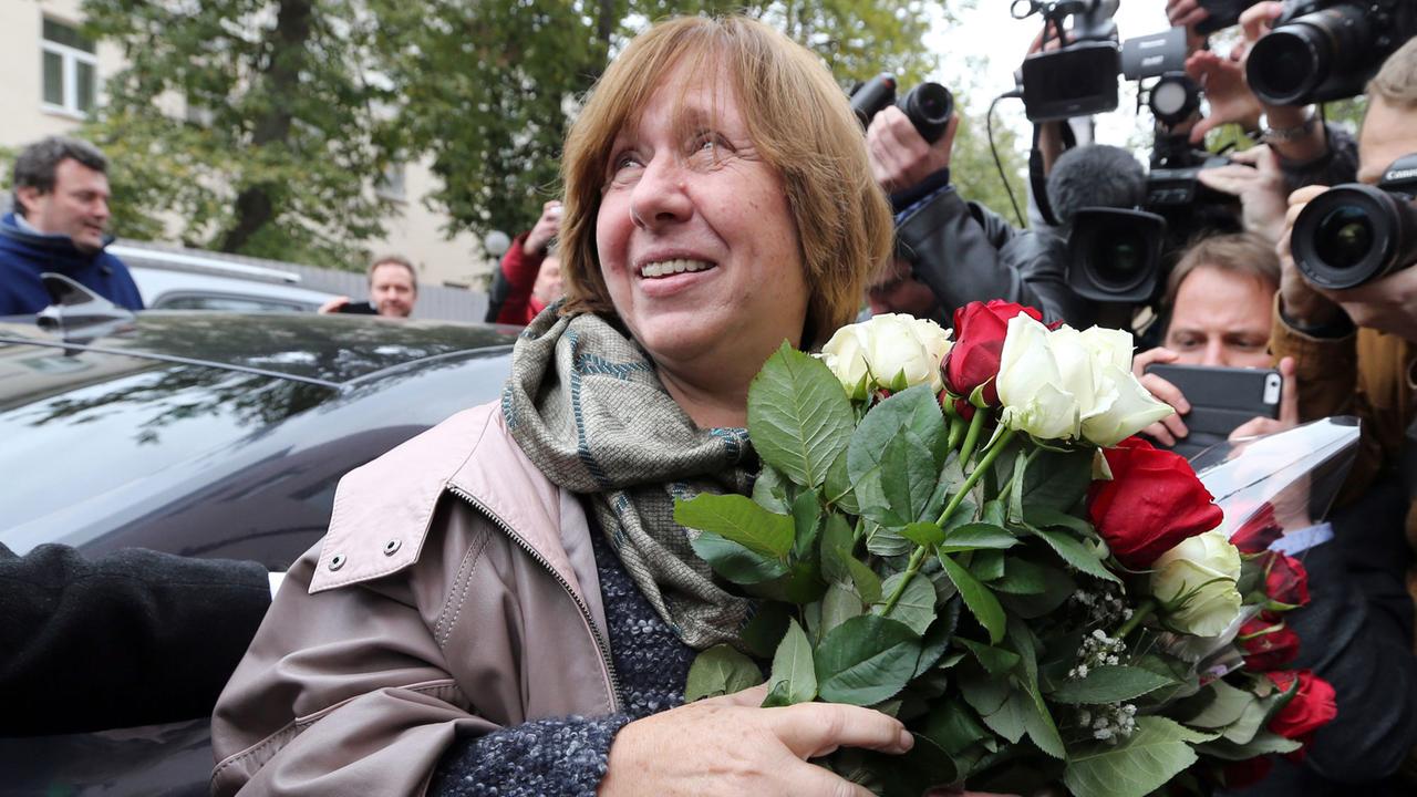 Swetlana Alexijewitsch nach der Bekanntgabe der Vergabe des Literaturnobelpreises an sie bei der Ankunft zu einer Pressekonferenz in Minsk