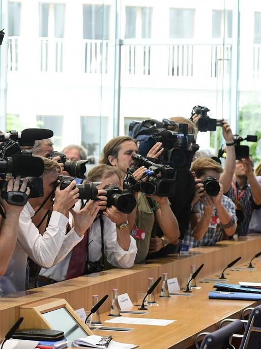 Bundeskanzlerin Angela Merkel vor Journalisten und Kameraleuten in Berlin