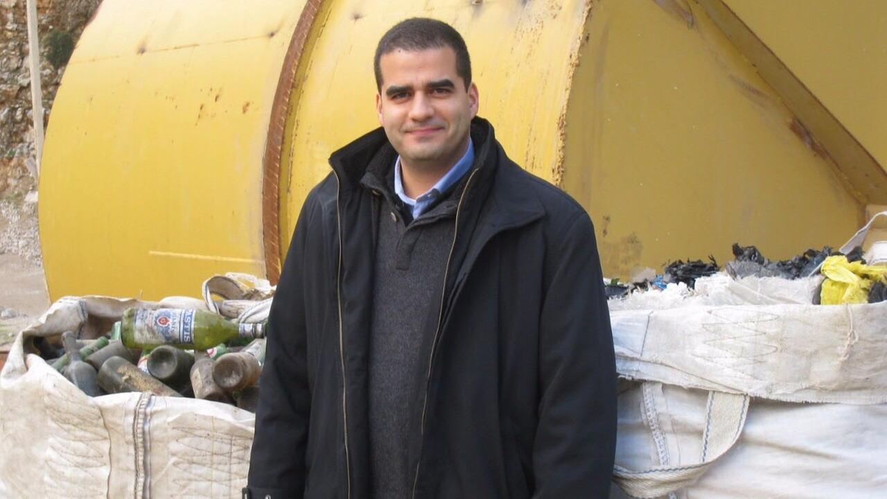 Der Recycling-Unternehmer Ziad Abichaker in schwarzer Jacke vor weißen Müllsäcken.