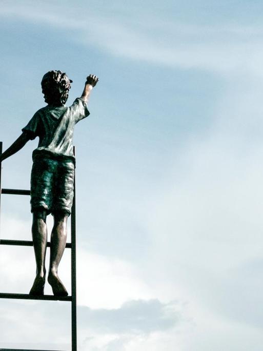 Eine menschliche Figur auf einer Leiter streckt den Arm gen Himmel.