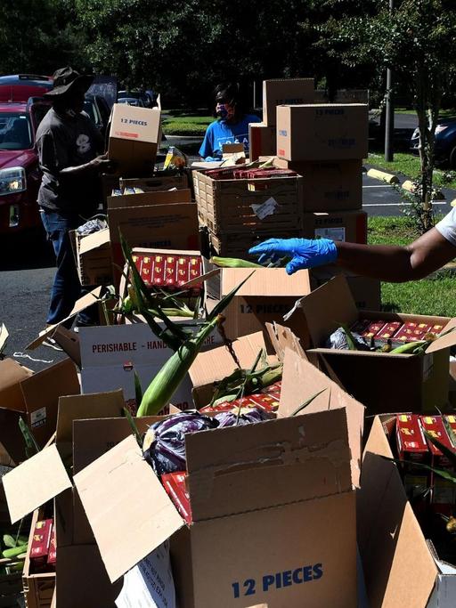 Freiwillige sortieren Lebensmittelspenden in Florida vor ihrer Verteilung.