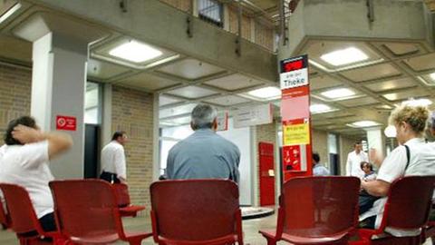 Arbeitsamtflur mit Wartenden