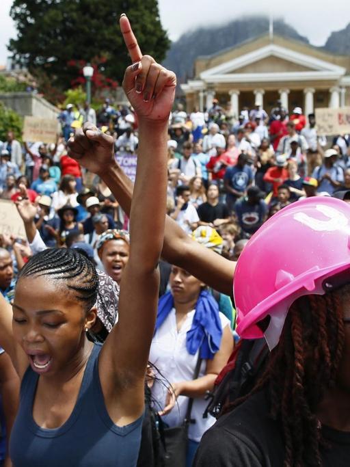 Protestierende Studenten auf dem Campus der Uni in Kapstadt
