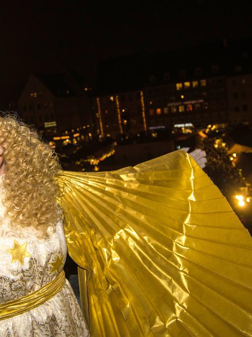 Nach der feierlichen Eröffnung des Nürnberger Christkindlesmarkt breitet das Nürnberger Christkind, Rebecca Ammon, am 1.12.2017 in Nürnberg auf der Empore der Frauenkirche seine Flügel aus