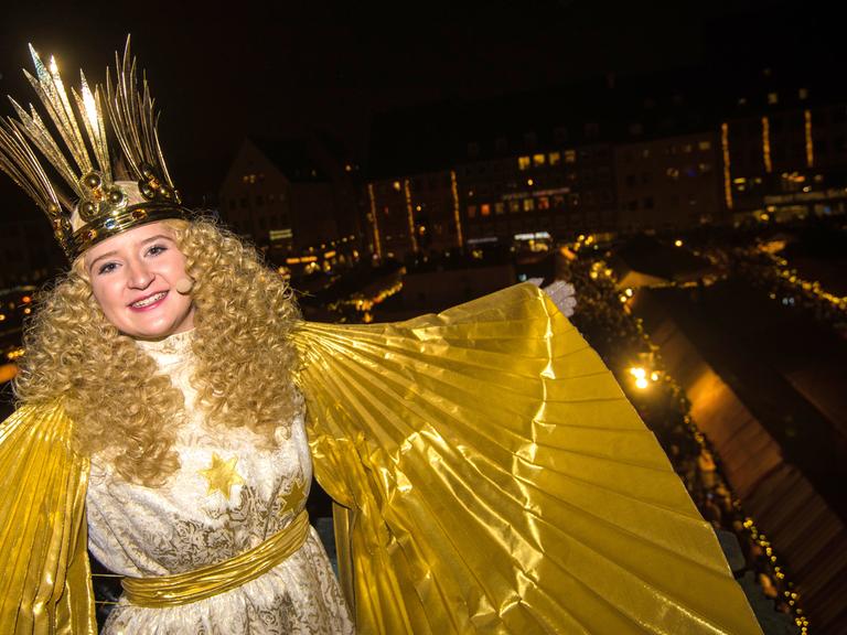 Nach der feierlichen Eröffnung des Nürnberger Christkindlesmarkt breitet das Nürnberger Christkind, Rebecca Ammon, am 1.12.2017 in Nürnberg auf der Empore der Frauenkirche seine Flügel aus
