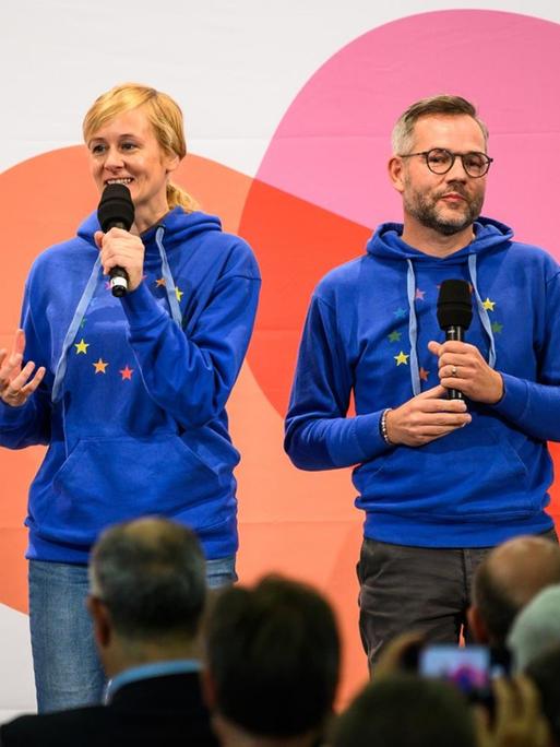 Das Kandidaten-Duo Michael Roth (SPD), Staatsminister für Europa im Auswärtigen Amt, und Christina Kampmann (SPD), Abgeordnete im Landtag von Nordrhein-Westfalen, spricht während einer SPD-Regionalkonferenz auf der Bühne. Beide tragen einen Europa-Hoodie.