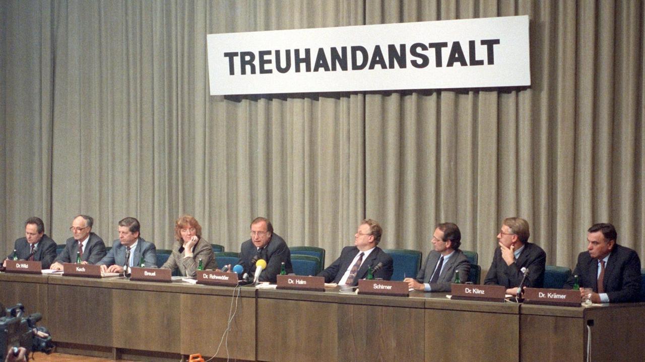 Detlev Rohwedder, Präsident der Treuhandanstalt, im Kreise von Vorstandsmitgliedern, bei einer Pressekonferenz am 27.11.1990.