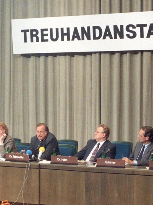Detlev Rohwedder, Präsident der Treuhandanstalt, im Kreise von Vorstandsmitgliedern, bei einer Pressekonferenz am 27.11.1990.