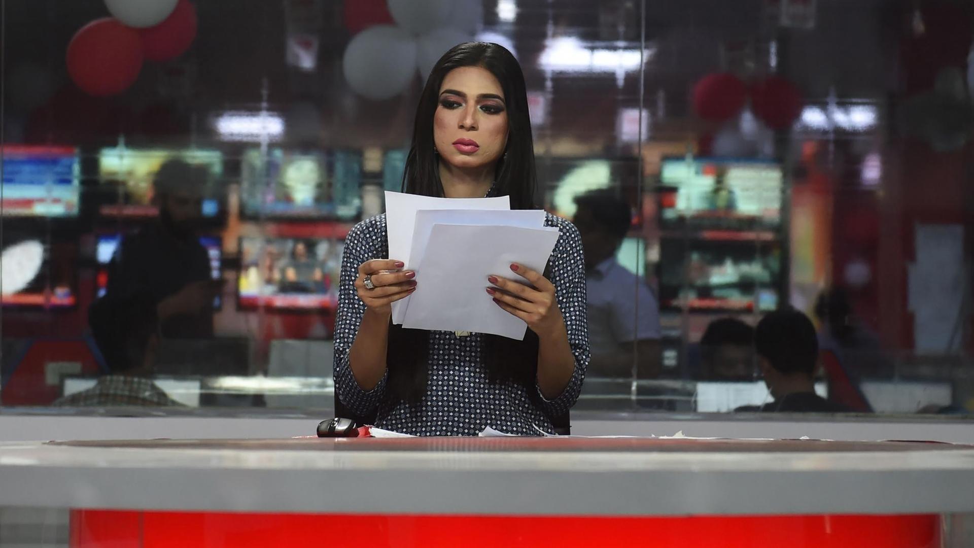 Das Bild zeigt die erste pakistanische Transgender-Nachrichtensprecherin Marvia Malik im März 2018. Das Bild zeigt die erste pakistanische Transgender-Nachrichtensprecherin Marvia Malik im März 2018.