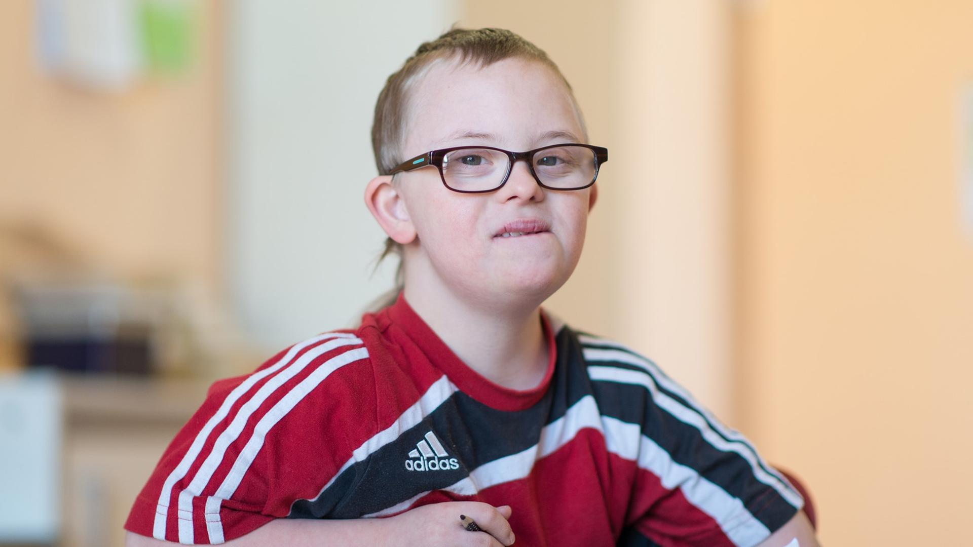 Der Viertklässler Henri, ein Kind mit Down-Syndrom, sitzt am 27.03.2014 in Walldorf (Baden-Württemberg) in der Schillerschule in einem Klassenraum. Vier Jahre lang hat Henri gemeinsam mit seinen Klassenkameraden gelernt und gespielt. Nach der Grundschule Der Viertklässler Henri, ein Kind mit Down-Syndrom, sitzt am 27.03.2014 in Walldorf (Baden-Württemberg) in der Schillerschule in einem Klassenraum. Vier Jahre lang hat Henri gemeinsam mit seinen Klassenkameraden gelernt und gespielt. Nach der Grundschule